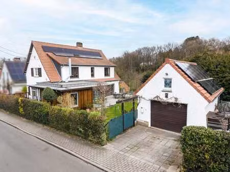 superbe ville renovee dans un quartier recherche