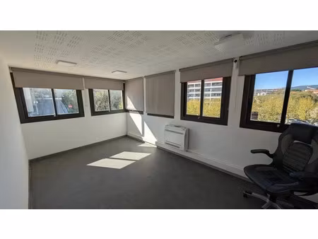 location locaux professionnels 3 pièces 31.75 m² à la ciotat (13600)  688 €