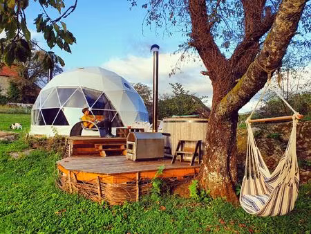 ferme jolie entourée de campagne vallonnée avec un gîte et 2 dômes de glamping