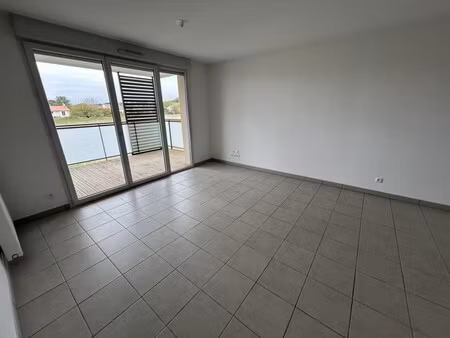 t2 avec balcon et parking à gratentour