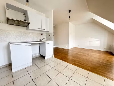 studio lumineux de 25m²  dernier étage avec ascenseur  parking en sous-sol  résidence réce