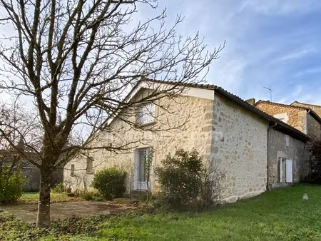 bunzac - maison en pierre de 121 m² avec dépendances et jardin