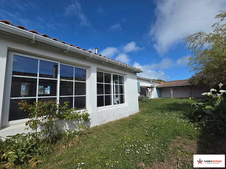 loix - ile de ré - grande maison de plain-pied avec dépendances.