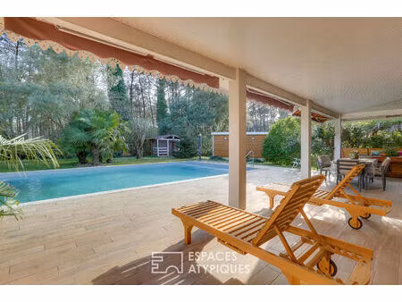 villa avec piscine en lisière de forêt