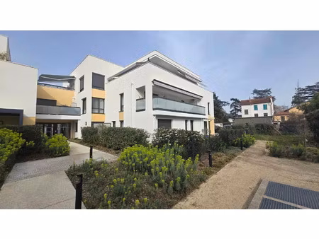 location appartement 80 pièces 80 m² à charbonnières-les-bains (69260)