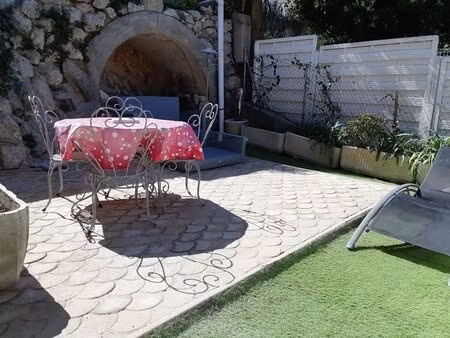 deux pièces avec terrasse  jardin et place de parking