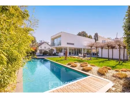 maison d'architecte dans son écrin de verdure au coeur du rebberg