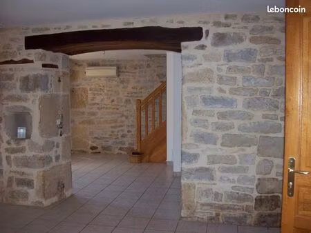 maison de village en pierres restaurée