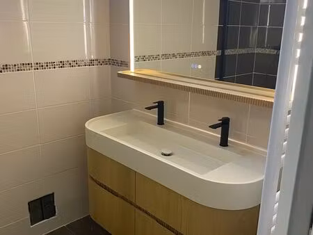 t3/t4 rénové/climatisé avec parking et cave - résidence calme - location à l'année