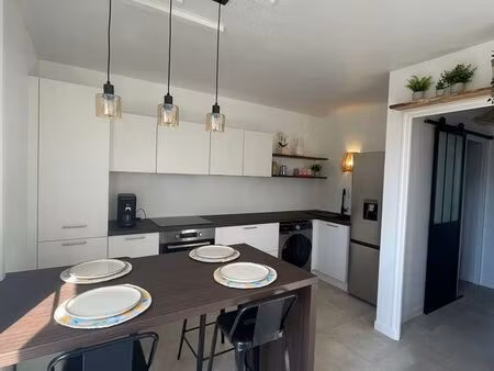 t2 rénové avec deux extérieurs et parking – saint-martin-de-ré