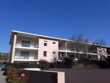 t2 avec terrasse et parking à st chamas