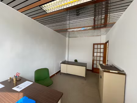 local commercial / bureau- en face du métro ligne 11