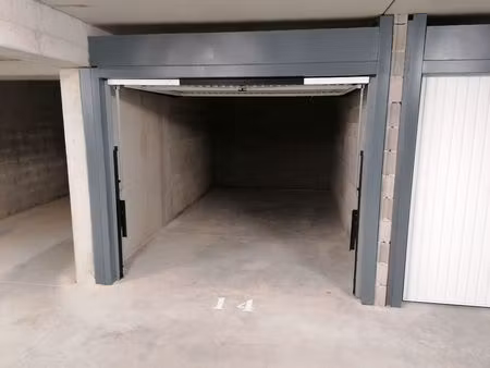 parking / box istres 14 m2
