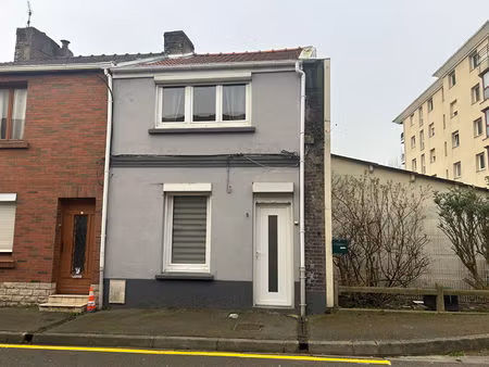 a vendre à calais - maison semi-mitoyenne - 2 chambres - cour.