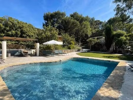 bergerie en pierres sur les hauteurs