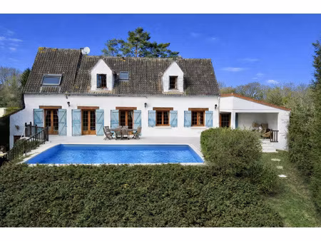 grande maison familiale avec jardin et piscine
