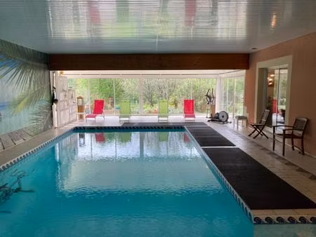 rare propriété avec piscine intérieure!