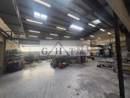 entrepot 3700 m² a vendre a vaux le penil