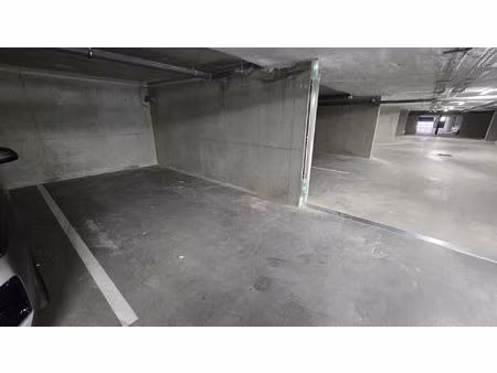 place de stationnement en sous sol  résidence neuve