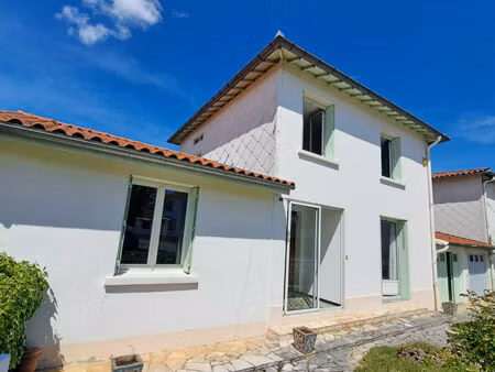 a vendre lavelanet maison avec chambre + salle de bains + wc au rdc