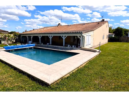 maison 5 chambres avec piscine sur 3400 m2 de terrain clos.