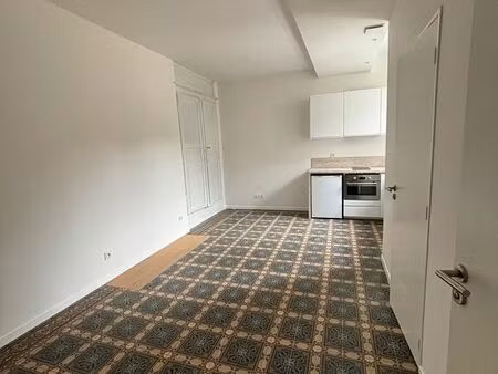 studio entièrement rénové dans petite résidence privée