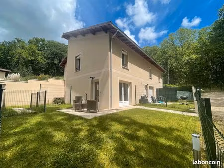 maison triplex f 3/4 avec jardin en lisière de bois disponible le 31 mai 2026 + 2 parkings