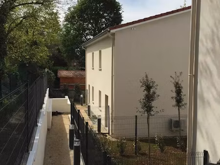 location parking à decines-charpieu (69150)  90 €
