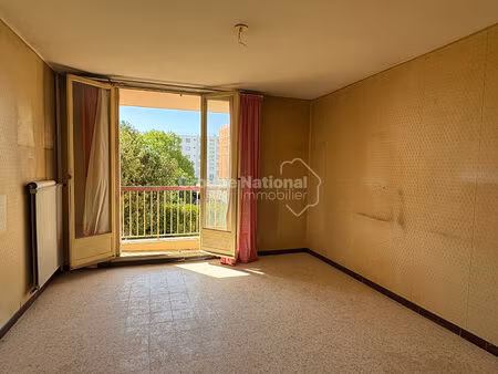 arles. appartement t3 à rénover.