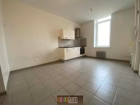 studio de 23m² idéalement situé au rez-de-chaussée d'un petit immeuble  en plein cœur de v