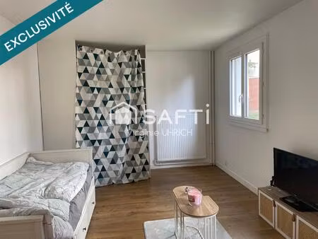 studio de charme  rénové  de 31m2  avec grande cave  à maurepas  en zone piétone  au calme