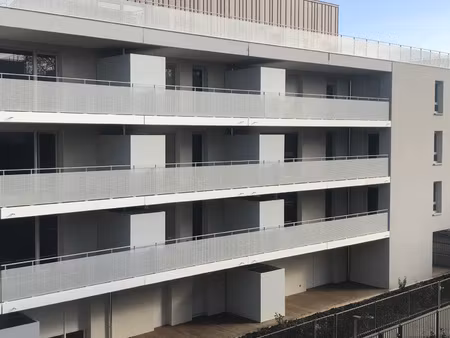 toulouse 31400 - beau t2 avec parking et terrasse.