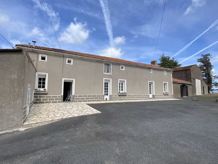 lys haut layon corps de ferme 196m2 avec dependances