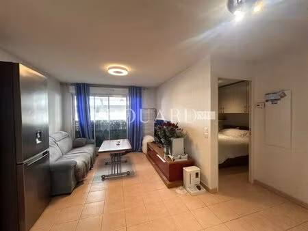 petit deux pièces en bon état avec possibilité parking  très intéressant comme...