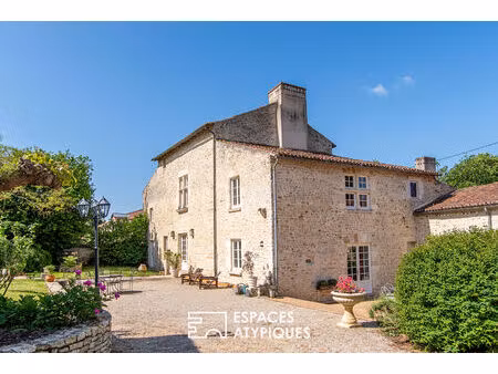 maison seigneuriale rénovée et son jardin intimiste