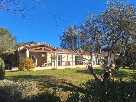 très belle villa de plain pied  en parfait état sur grand terrain.