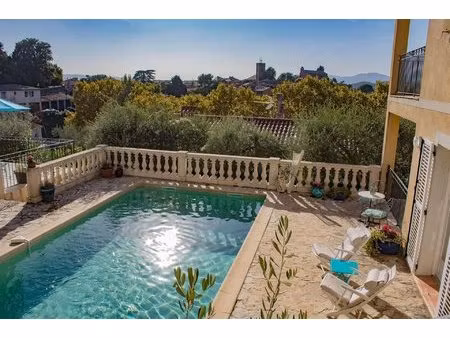 appartement de 80 m² avec vue panoramique  accès à une piscine chauffée  petit jardin et..