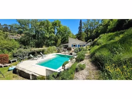 maison de 4 pièces de 80 m² située à carcès