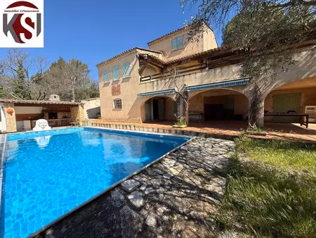 villa t5/6 piscine 9000 m2 de terrain.