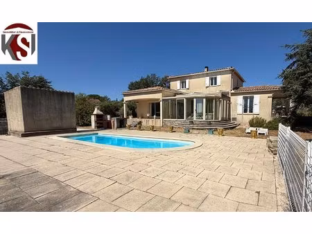 villa t5 sur 5000 m2 de terrain clos avec piscine et dépendances
