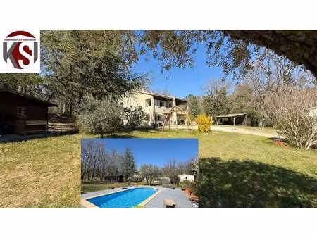 villa composée de 4 logements. 200 m2 sur 5700 m2 de terrain avec piscine