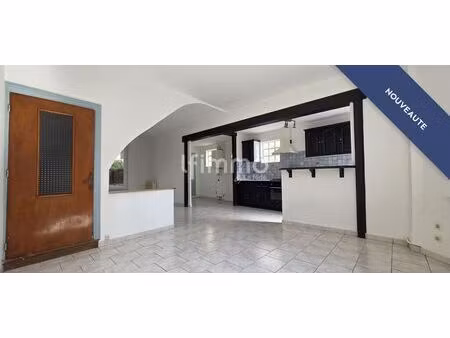 maison lumineuse avec extérieur