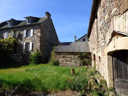 espalion  corps de ferme sur une parcelle de 4200 m²  à restaurer