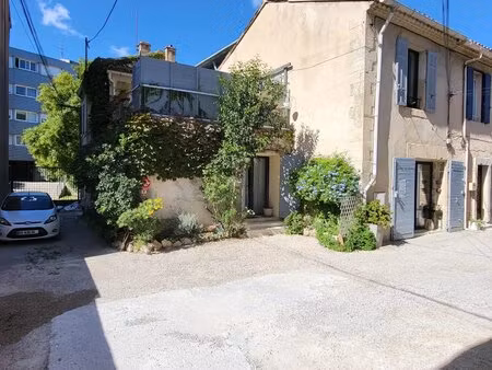 a cinq minutes de la mairie  maison de ville