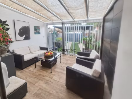 maison plain-pied avec une veranda