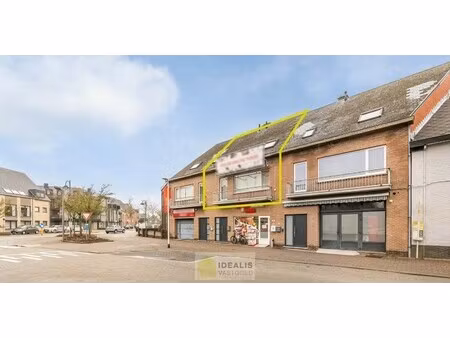 op te frissen ruim duplex appartement pal in het centrum van hamont! dit uiterst ruime app