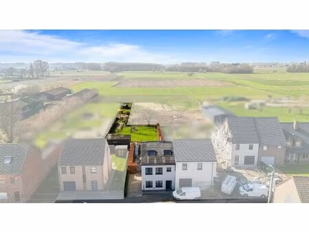 modern halfopen bebouwing met uniek zicht in een landelijke omgeving.