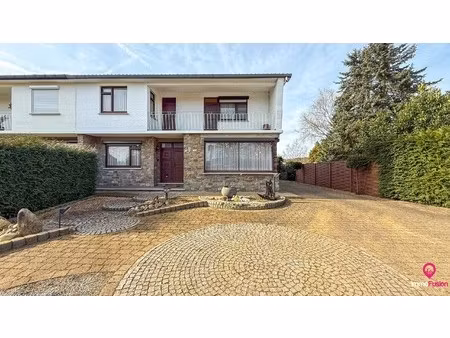 ruime woning met 4slpk en veel privacy in rustige straat!