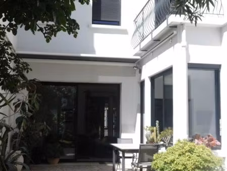 belle maison 346 m²  rénovée  avec garage et jardin