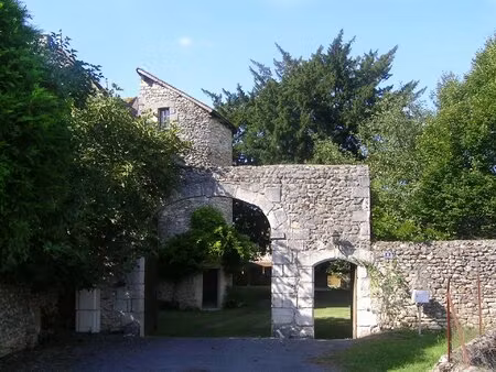 maison et domaine historiques de 600 ans avec piscine et 16 hectares de terres et de bois
